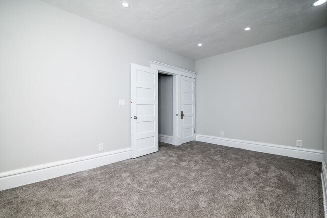 Building Photo - 418 E 17th Ave