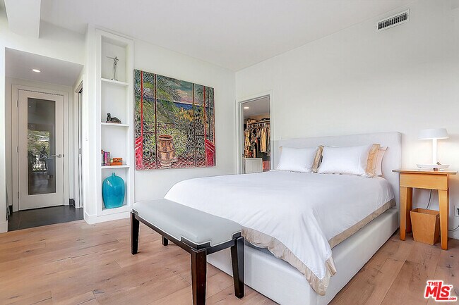 Building Photo - 17352 Sunset Blvd