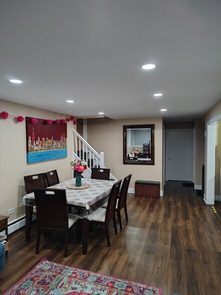 Dining area - 6462 N Lehigh Ave