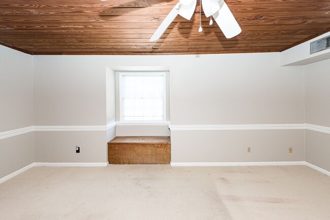 Building Photo - 4 Bedroom 3.5 Bath Townhome in Harleston V...