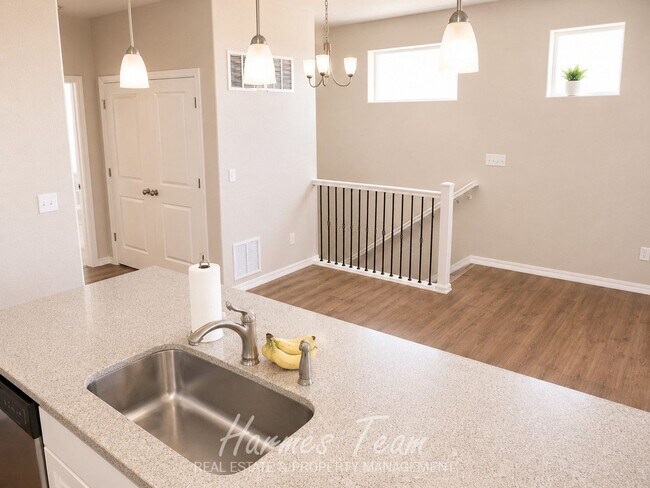 Building Photo - Beautiful 2 Bed Home | 2-Car Garage | Large Kitchen Island | Mountain Views