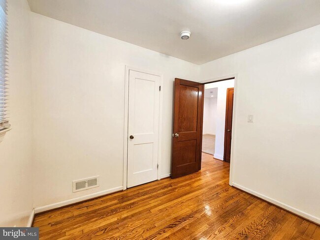 Building Photo - 3207 Bryant Ave