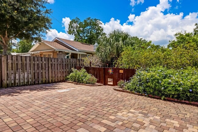 Building Photo - Charming Cottage in the Heart of Amelia Island: Your Perfect Rental Haven!