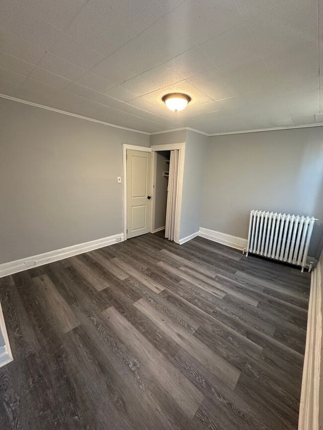 Building Photo - 3 Bed, 1 bath rowhome available!