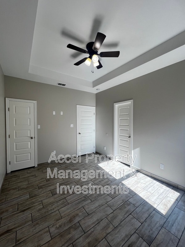 Building Photo - 1327 W Garfield Ave