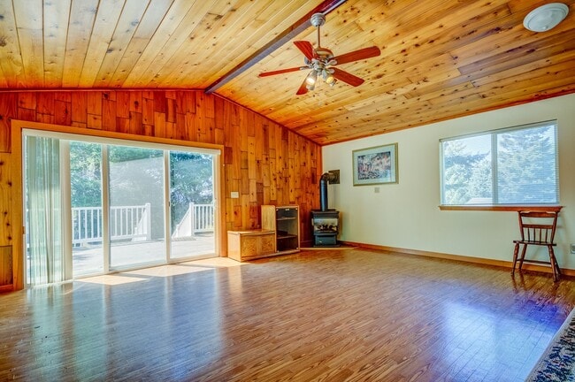 Building Photo - 2 Bed 1 Bath Home