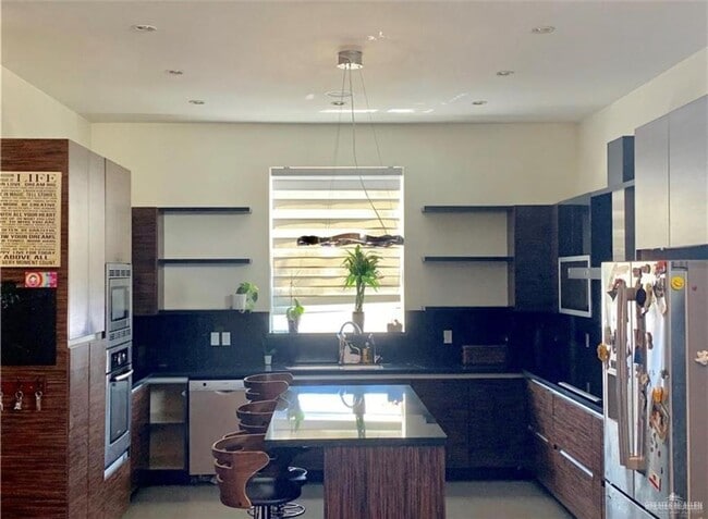 Building Photo - 7 7th St