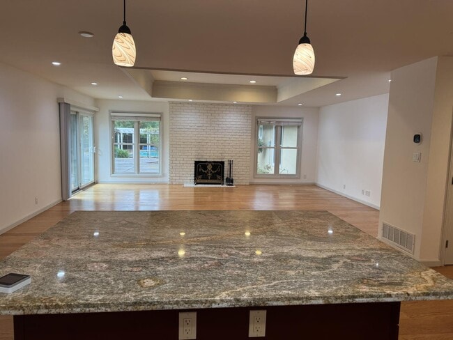 Building Photo - 1359 Country Club Dr