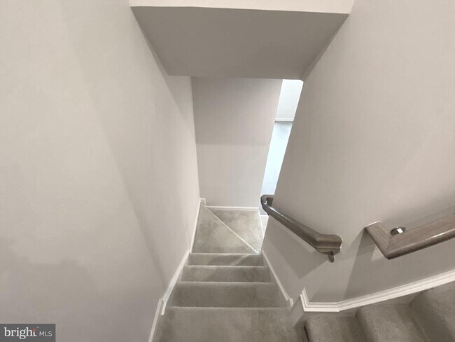 Building Photo - 7911 Independence Dr