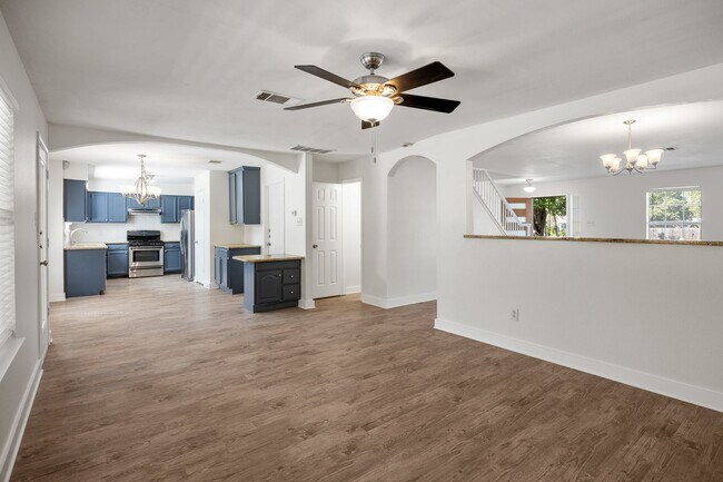 Building Photo - Charming Family Home in Highly Sought-Afte...