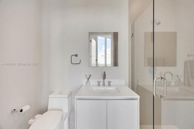 Building Photo - 2821 S Bayshore Dr