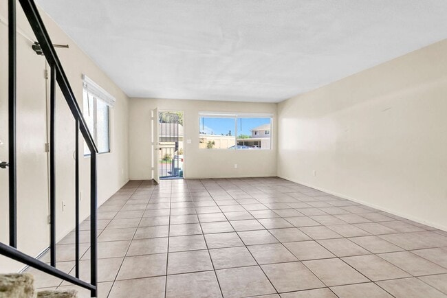 Building Photo - Great three bedroom townhome in UTC!  Avai...
