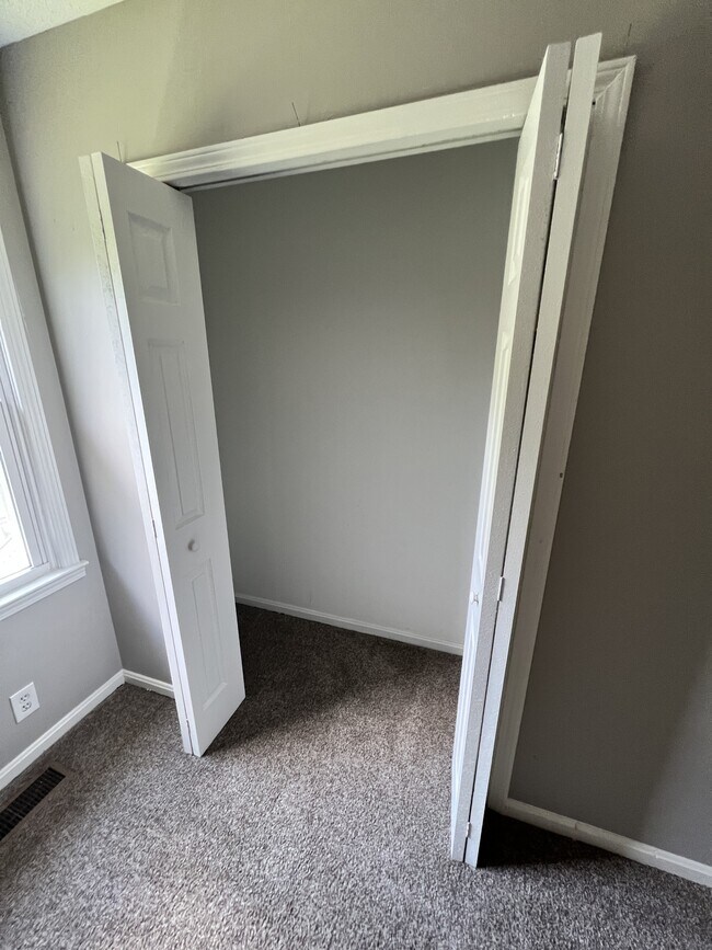 Building Photo - 3700 Hillcross Dr