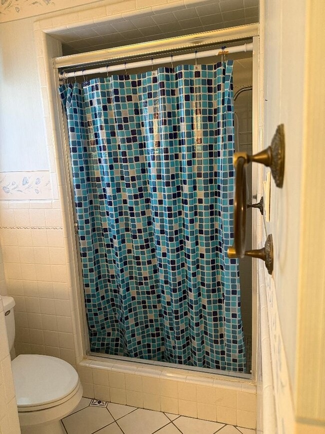 Building Photo - Large Vintage Home Available