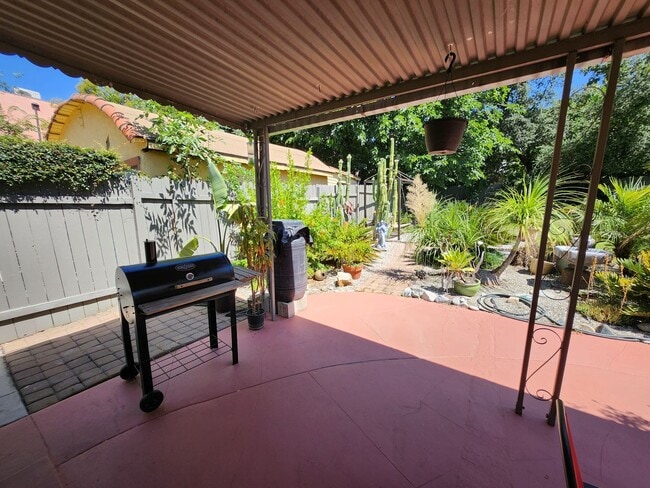 Building Photo - Charming 3-Bedroom Home in Altadena with L...