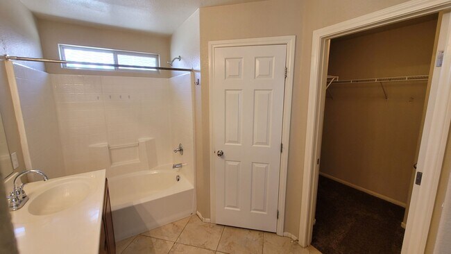 Building Photo - Great 4 Bedroom in the SW!!