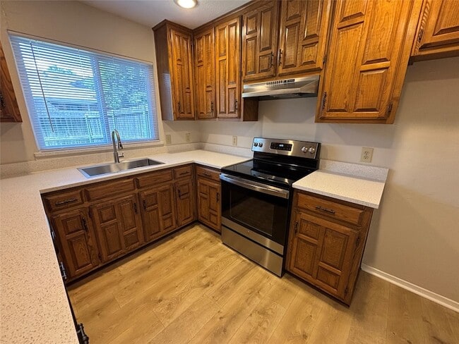 Building Photo - 3302 Wells Dr