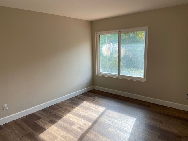 Building Photo - Updated 5 Bed, 3 Bath in Lomas Santa Fe Hi...