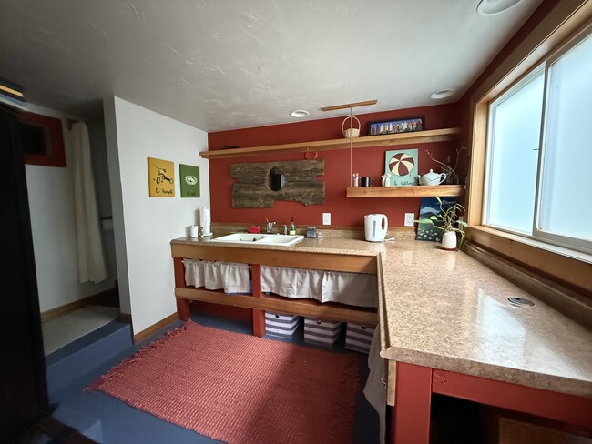 Attached workspace or art studio with half bath. - 12-124 W Moanauli Loop