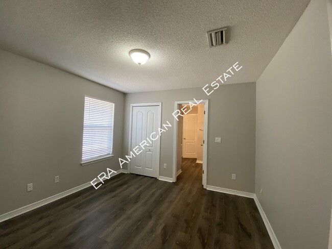 Building Photo - 2110 Bahama Dr