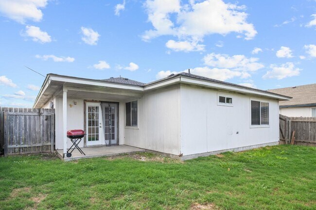 Building Photo - Stylish 3-Bed, 2-Bath Retreat with 1,061 S...