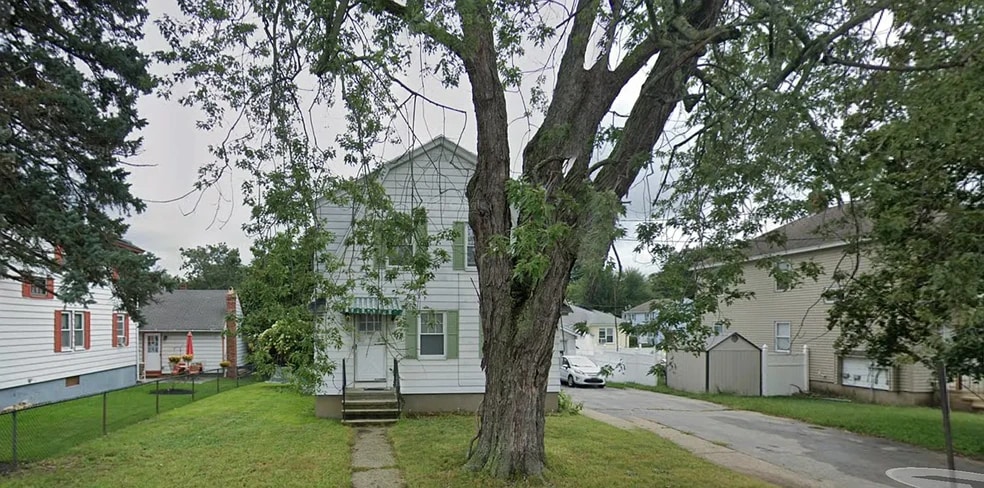 Building Photo - 144 S Maple St