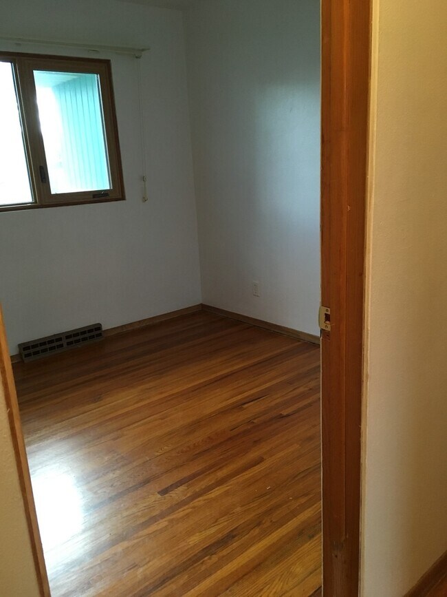 Building Photo - 3 Bedroom, 1 Bath Single Family Home locat...