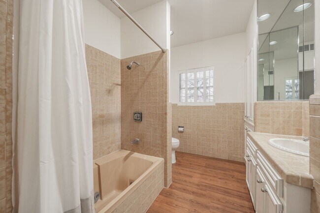 Building Photo - 2-bedroom, 2-bath condo located in the highly desirable Ridglea North neighborhood.