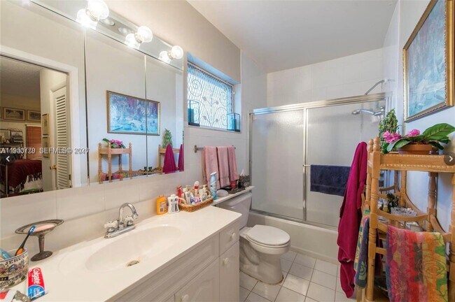 Building Photo - 2200 Park Ln