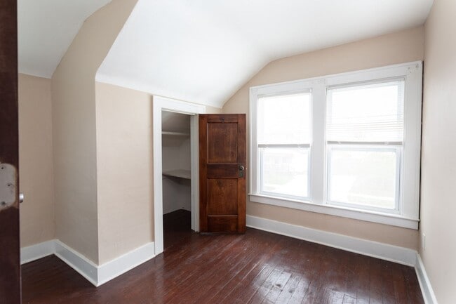 Building Photo - 3 Bedroom House on double lot