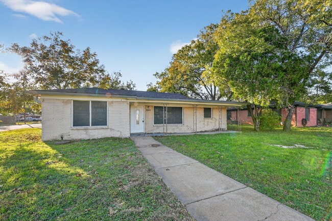 Building Photo - Charming 3-Bedroom Home on a Corner Lot in Fort Worth!