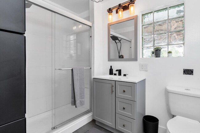 Building Photo - 2233 SE 15th St