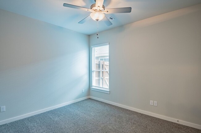 Building Photo - AVAILABLE NOW! GORGEOUS 4 BEDROOM DUPLEX L...