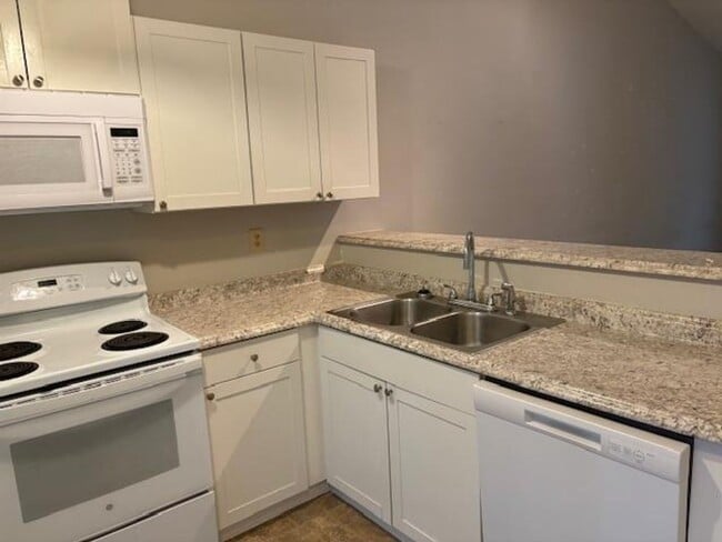 Building Photo - 943 W Chatham St