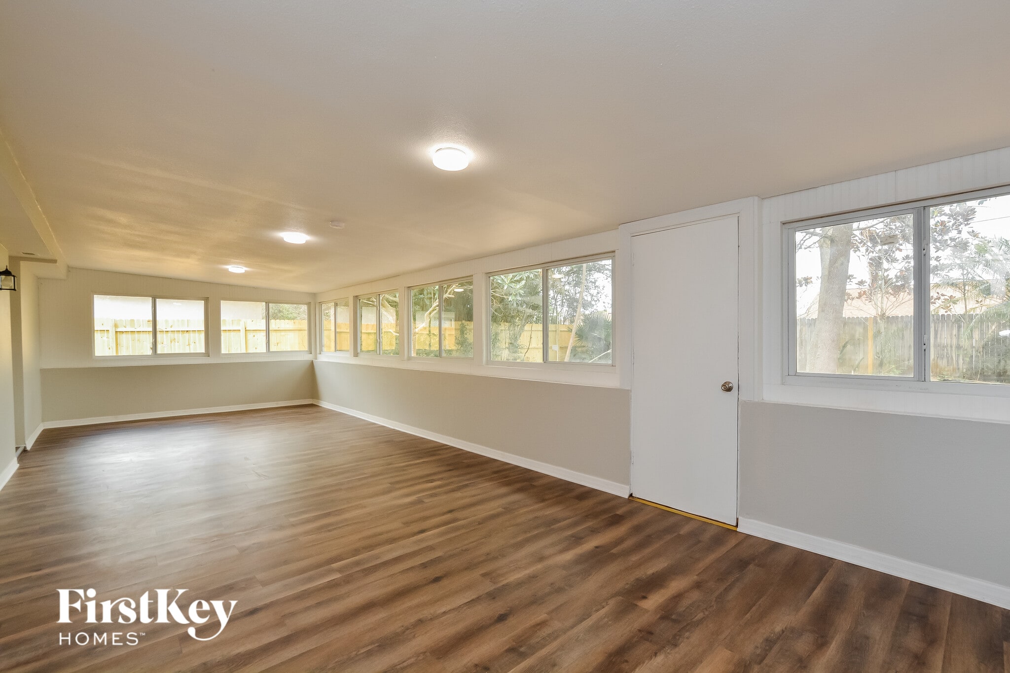 Building Photo - 1066 Ireland Dr