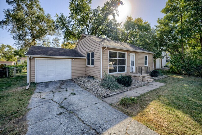 Building Photo - 2 Bedroom With Oversized Garage & Prime Location Near 90th & Blondo!!