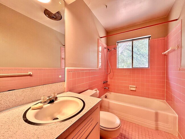 Building Photo - 3 Bed, 2 Bath Home – Fully Equipped & Move...