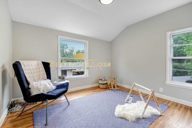 Building Photo - Charming 4-Bed Oasis with Gleaming Hardwood Floors – Your Dream Home Awaits in St. Louis Park!