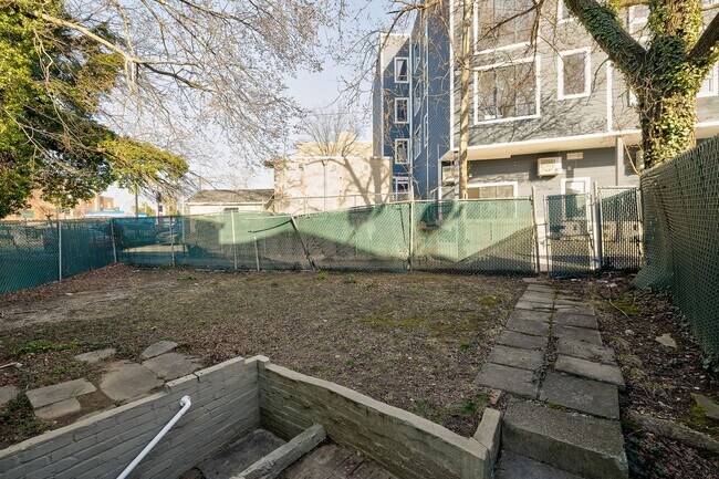 Building Photo - Great 4 Bedroom in 16th st Heights