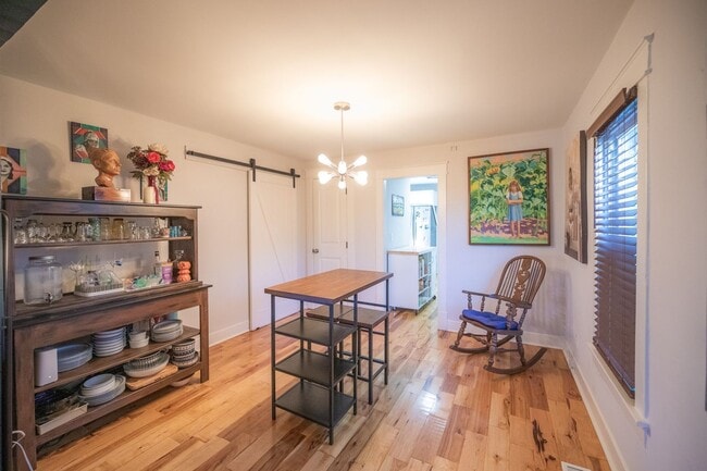 Building Photo - 2 bedroom 2 bath Madison cottage