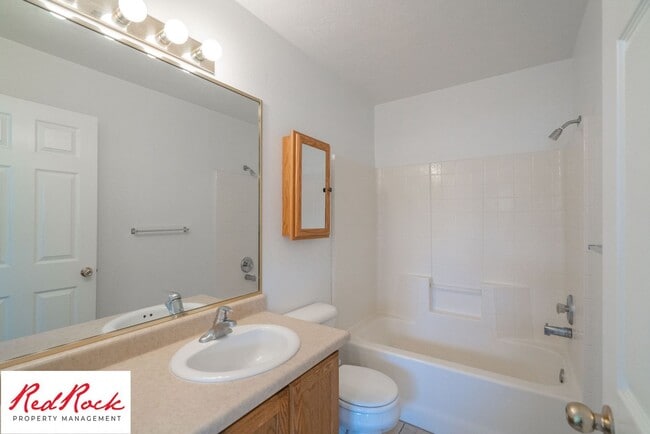Building Photo - Spacious 3 Bedroom Townhome in Central St....