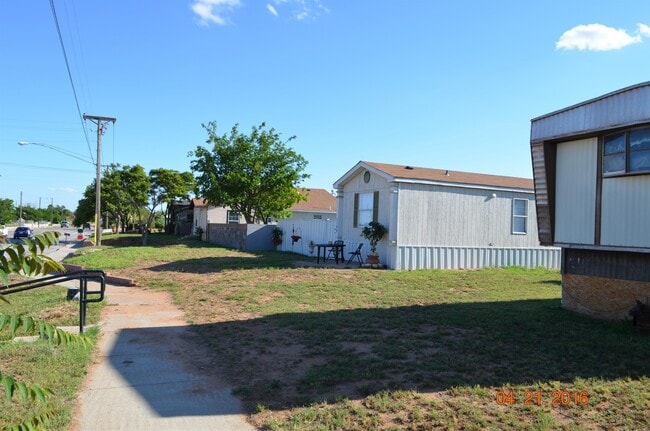 Building Photo - 1105 N Lamesa Rd