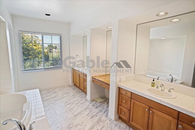 Building Photo - 26155 Lone Rock Ct