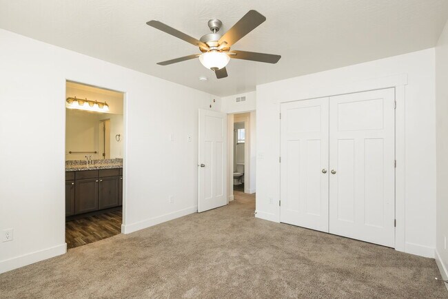 Building Photo - 4762 E Lk Cor Dr