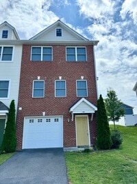 Building Photo - End Unit Townhouse for rent in Bluestone H...