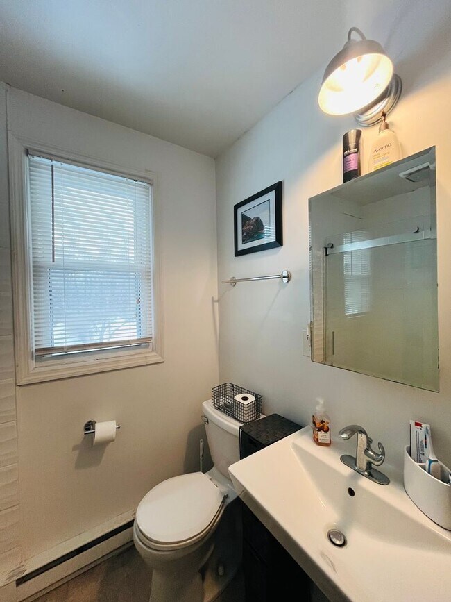 Building Photo - Beautifully Remodeled 2BR home in great neighborhood (Guilderland Schools)