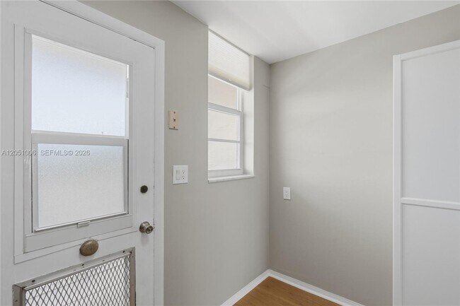 Building Photo - 2851 Leonard Dr