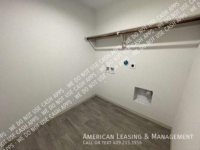 Building Photo - 1585 Holly Trails