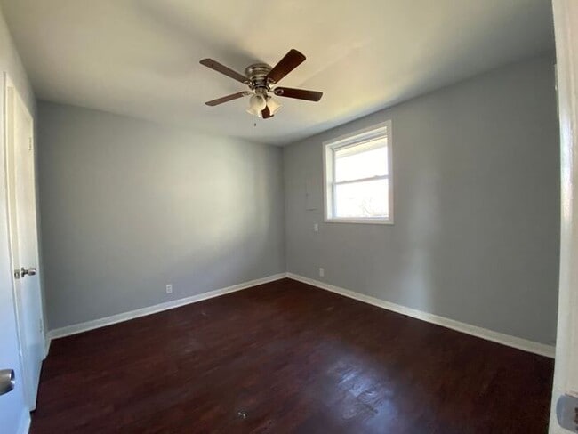 Building Photo - 2 Bed / 1 Bath Apartment on 2nd Ave - Walk Downtown!