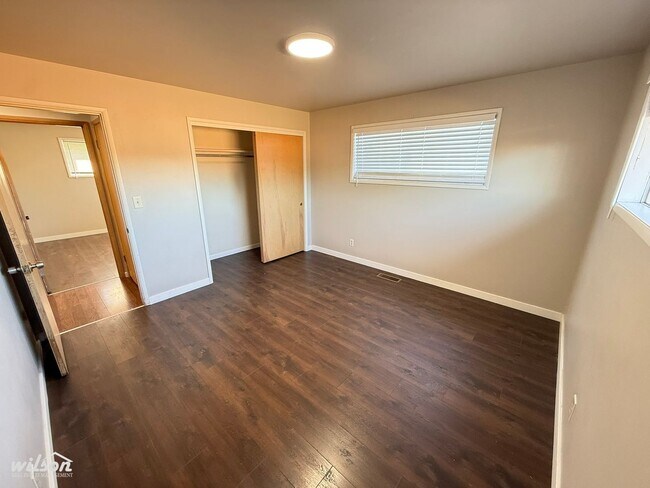 Building Photo - 4 Bedroom / 2 Bathroom Charming Home with Spacious Layout & Private Yard!